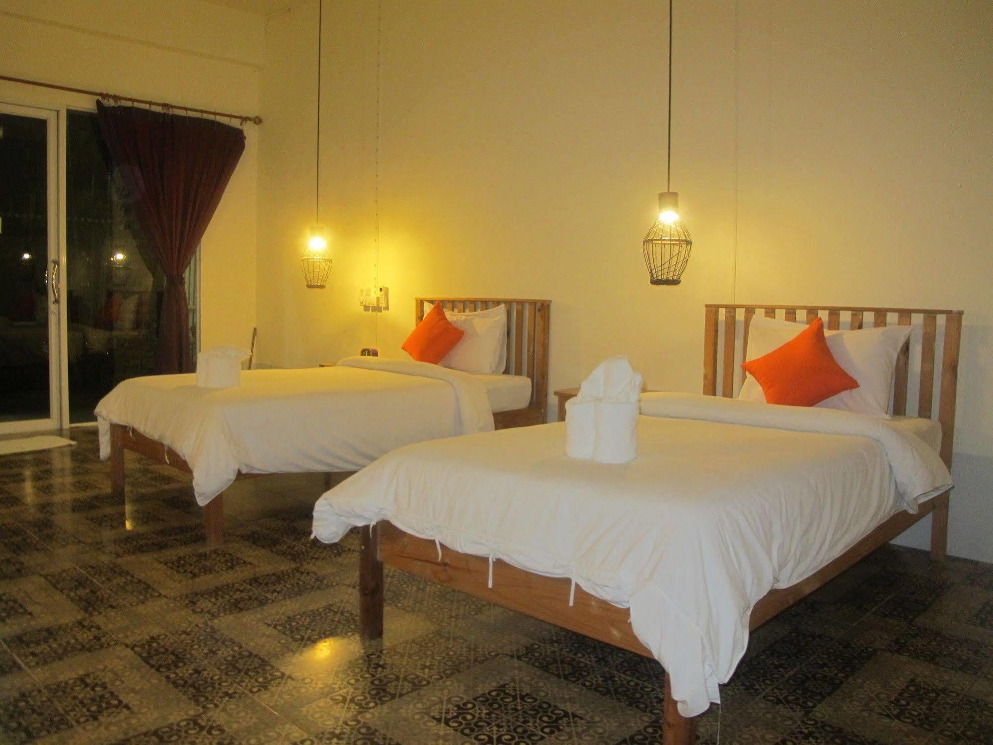Sunshine Inn Resort Khao Lak Esterno foto